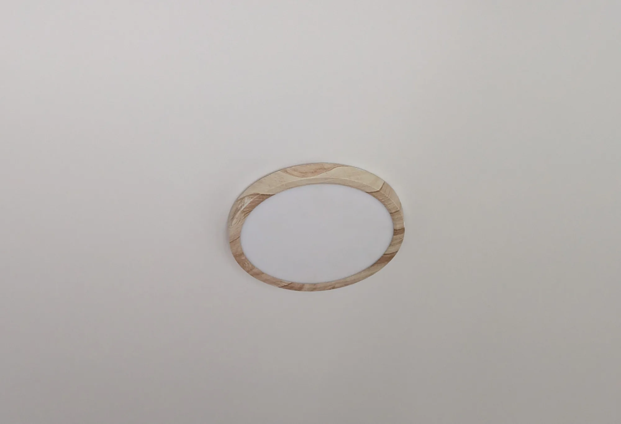 Recessed downlight installed in a ceiling